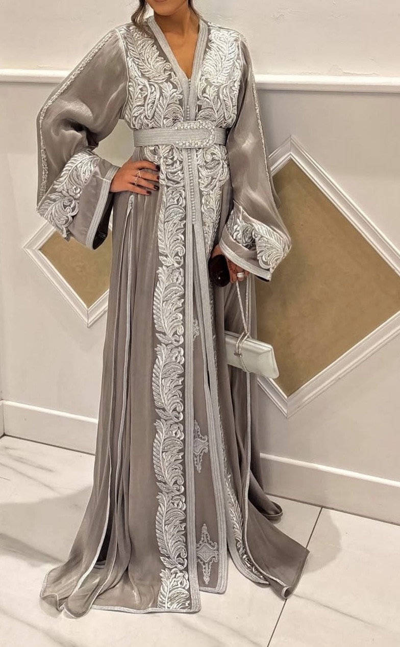 Parelgrijze organza caftan met zilverwit bladborduursel