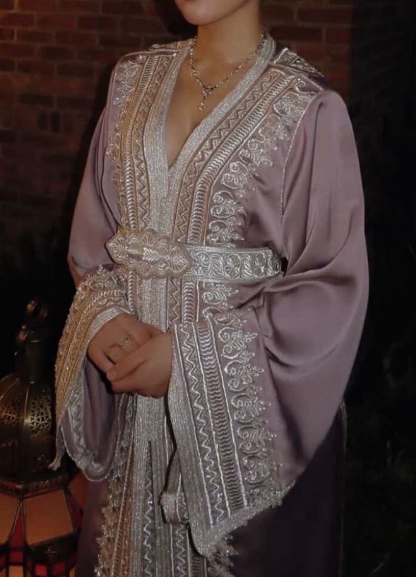 Lila caftan met zilveren sfifa bij een koperen lantaarn