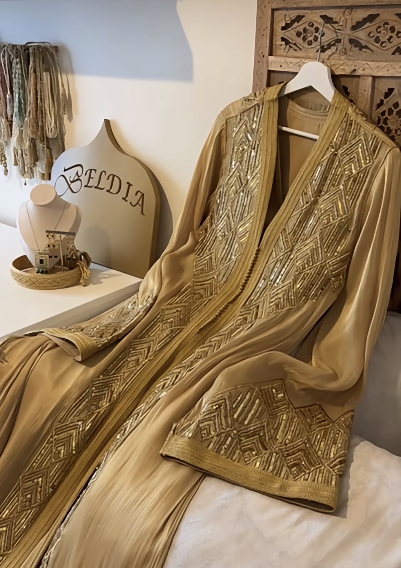 Gouden caftan met pailletten in de Beldia-showroom